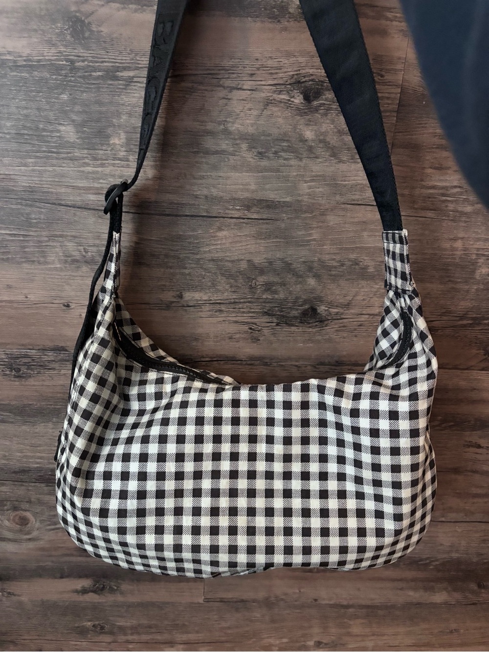 BAGGU Gingham Medium Crescent Bag